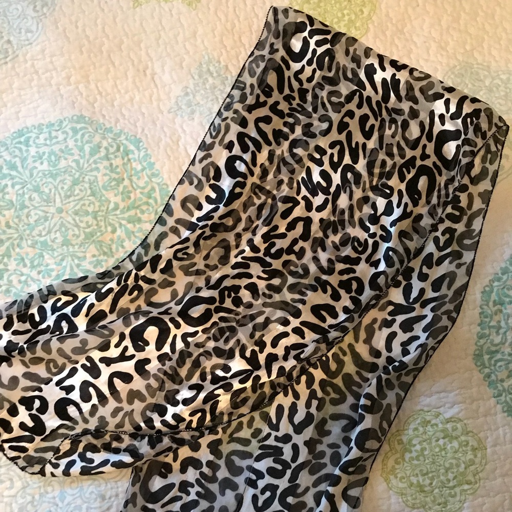 ✨🖤⚪️ Black & White Leopard Print Scarf✨⚪️🖤✨